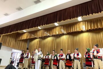 Spectacole cu săli pline și zeci de artiști din zone diferite ale țării, în cadrul proiectului „10 pentru folclor”