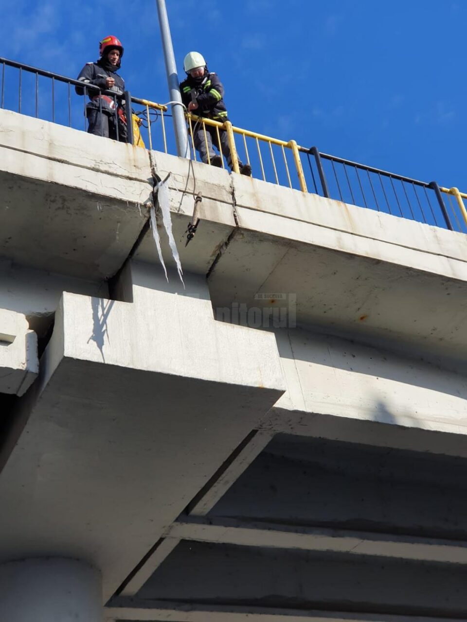 Țurțuri de gheață lungi chiar și de jumătate de metru au fost îndepărtați de pe Pasarela Ițcani