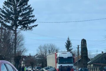 Dacia ieșită în decor după depășirea inconștientă