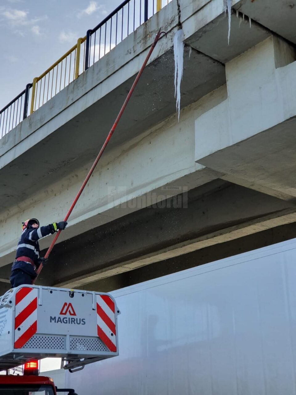 Țurțuri de gheață lungi chiar și de jumătate de metru au fost îndepărtați de pe Pasarela Ițcani