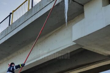 Țurțuri de gheață lungi chiar și de jumătate de metru au fost îndepărtați de pe Pasarela Ițcani
