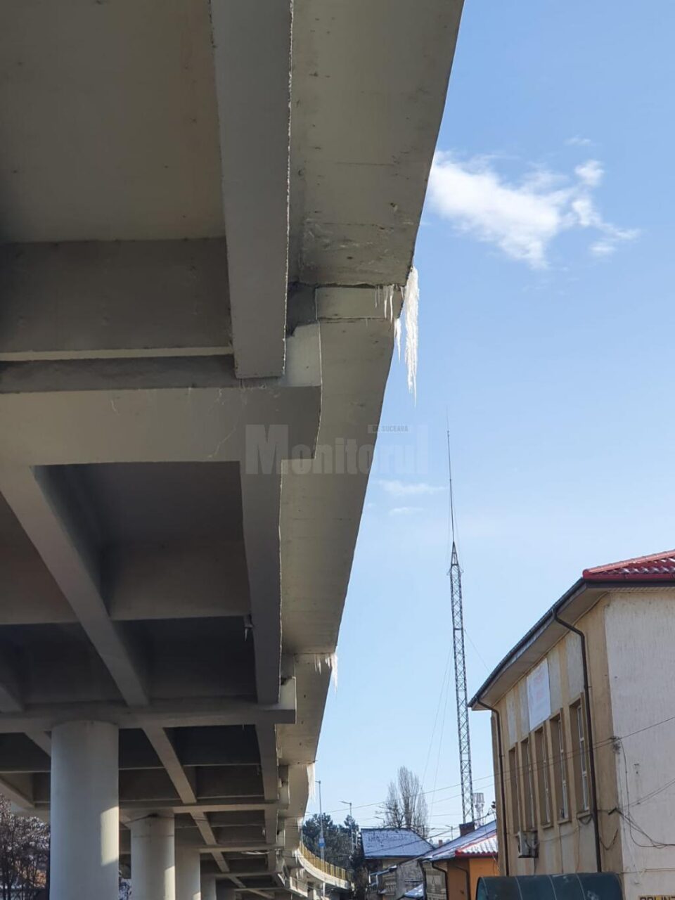Țurțuri de gheață lungi chiar și de jumătate de metru au fost îndepărtați de pe Pasarela Ițcani