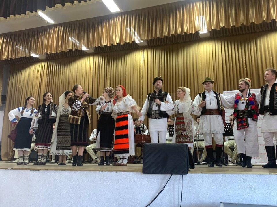 Spectacole cu săli pline și zeci de artiști din zone diferite ale țării, în cadrul proiectului „10 pentru folclor”