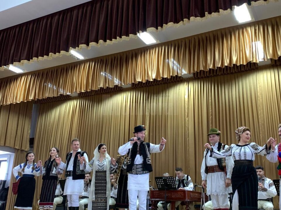 Spectacole cu săli pline și zeci de artiști din zone diferite ale țării, în cadrul proiectului „10 pentru folclor”