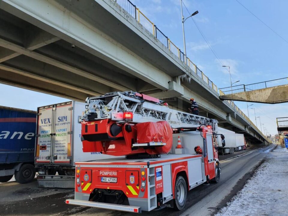 Intervenție de îndepărtare a țurțurilor de gheață de pe Pasarela Ițcani