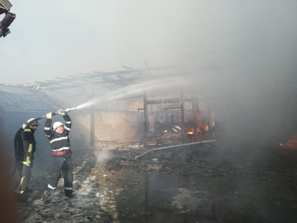 Intervenția pompierilor a fost una dificilă, acționându-se cu șase autospeciale, timp de șase ore Intervenția pompierilor a fost una dificilă, acționându-se cu șase autospeciale, timp de șase ore