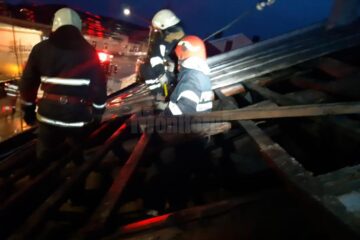 Pompierii au fost nevoiți să intervină în municipiul Suceava la înlăturarea unor învelitori de tablă de pe constucții