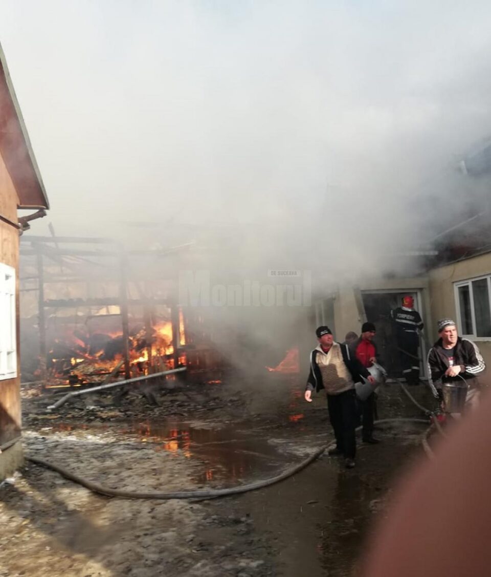 Flacarile au cuprins pe rand anexele din lemn ale gospodariei, facand pagube importante