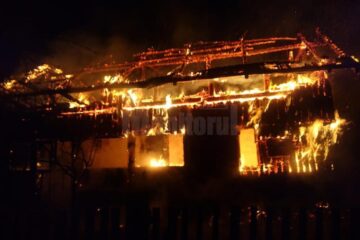 Întreaga locuință din lemn a bătrânului a fost cuprinsă de flăcări, acesta găsindu-și sfârșitul