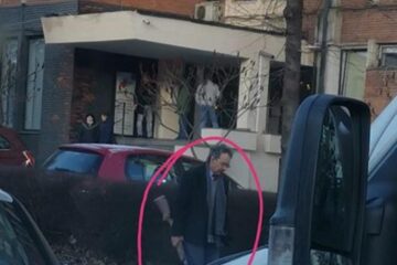 Bărbat fotografiat în timp ce plimba cu o pușcă prin Suceava