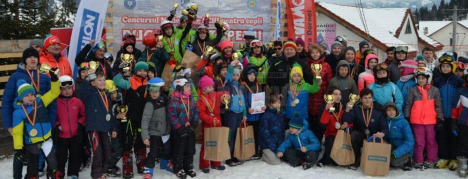 Fotografie de final cu participanții la concursul „Bucuriile Zăpezii”