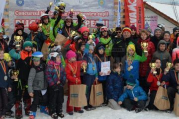 Fotografie de final cu participanții la concursul „Bucuriile Zăpezii”