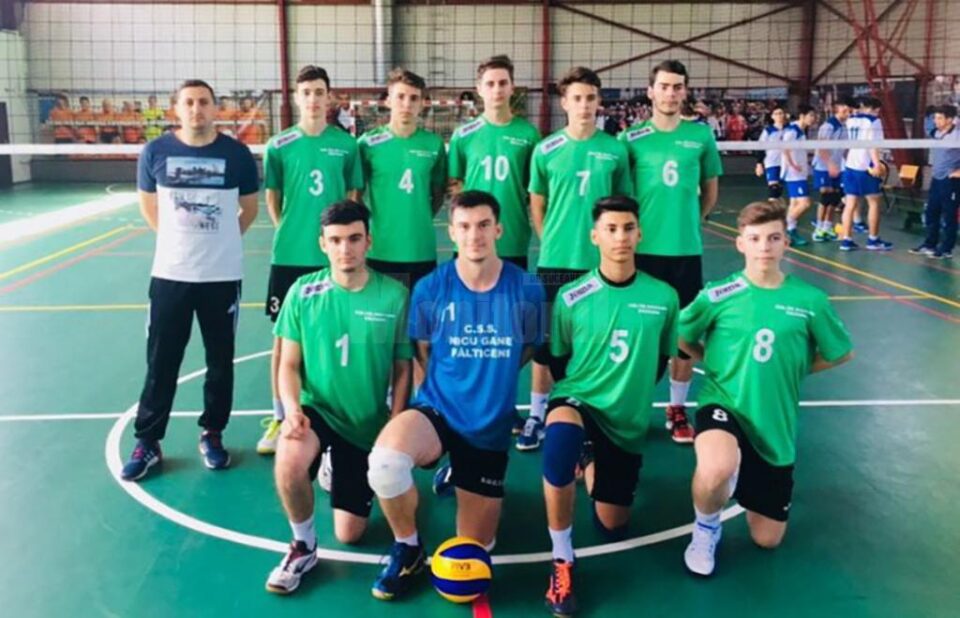 Voleibaliștii fălticeneni au încheiat învingători ultimul meci de campionat
