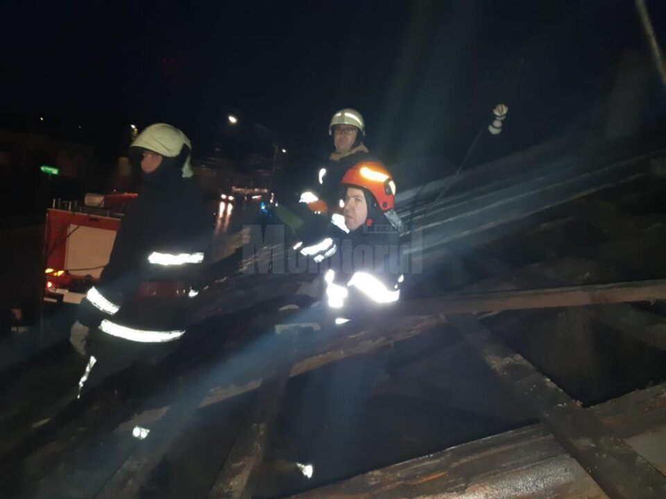 Echipaje de pompieri au lucrat la stabilizarea acoperișurilor afectate de vânt