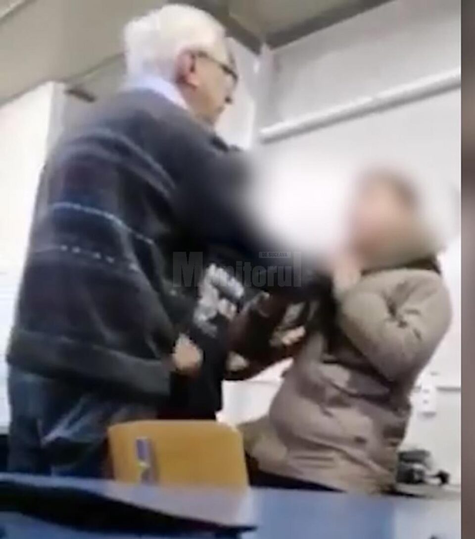 Profesorul l-a prins de gulerul hainei pe elev