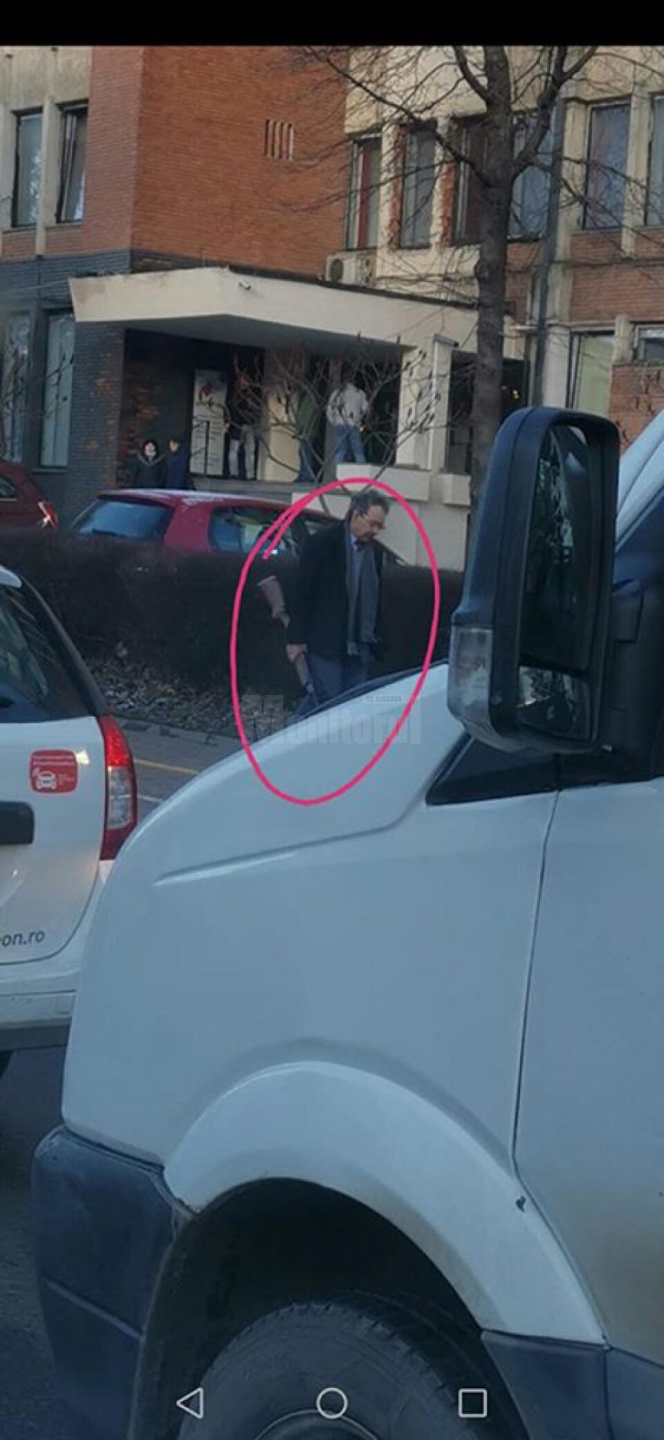 Cu arma, traversând strada