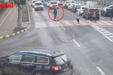 Cu arma, traversând strada