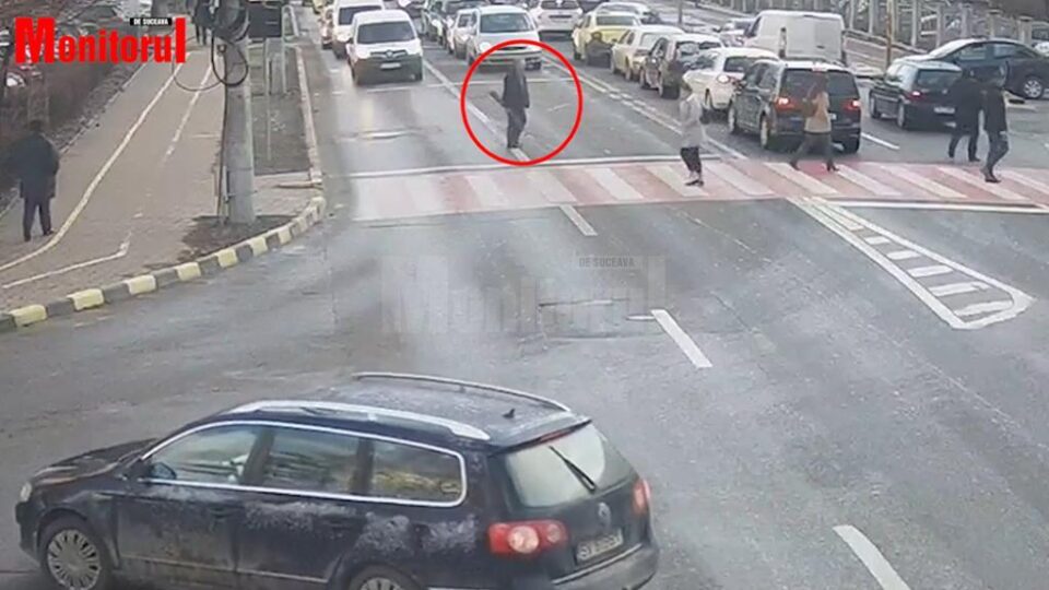 Cu arma, traversând strada