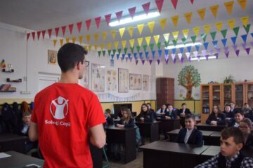Peste 200 de elevi din clasele gimnaziale de la Moldovița au participat la o sesiune de informare, organizată de Salvați Copiii Suceava