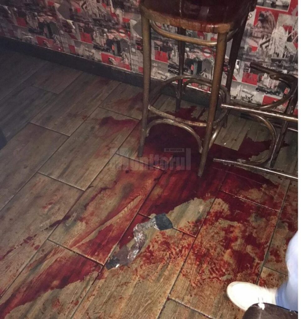 Sângele lăsat de agentul înjunghiat în club