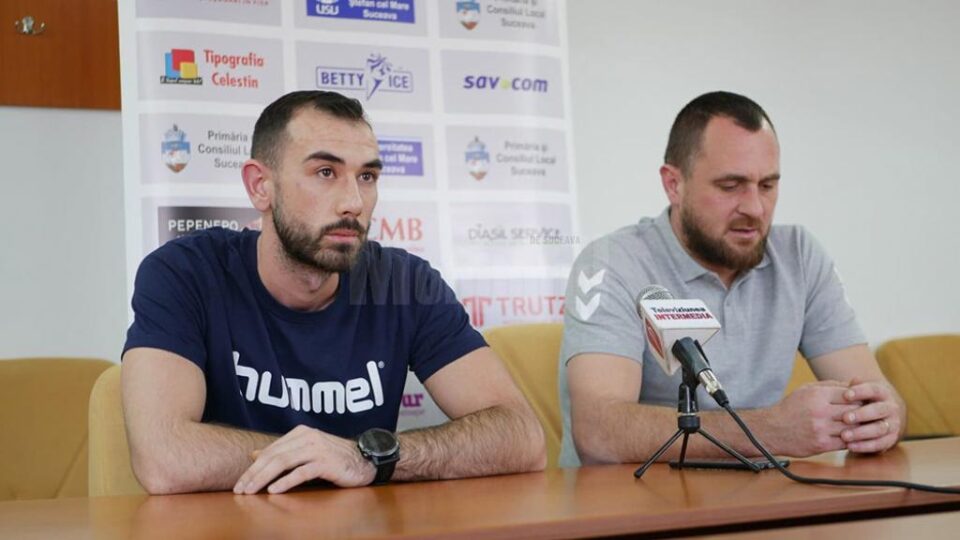 Antrenorul Adrian Chiruț a venit la conferința de presă însoțit de jucătorul Robert Furak