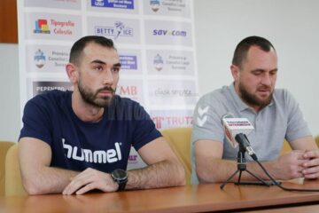 Antrenorul Adrian Chiruț a venit la conferința de presă însoțit de jucătorul Robert Furak
