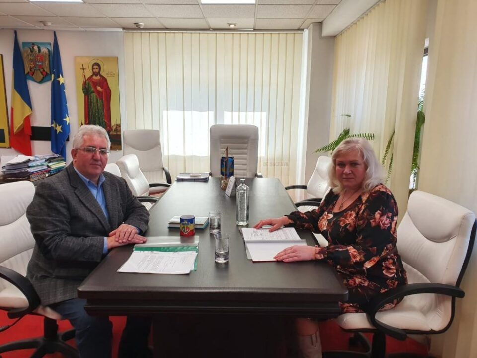 Primarii Ion Lungu și Elena Nandriș au pus bazele înfrățirii între localitățile Suceava și Mahala Primarii Ion Lungu și Elena Nandriș au pus bazele înfrățirii între localitățile Suceava și Mahala