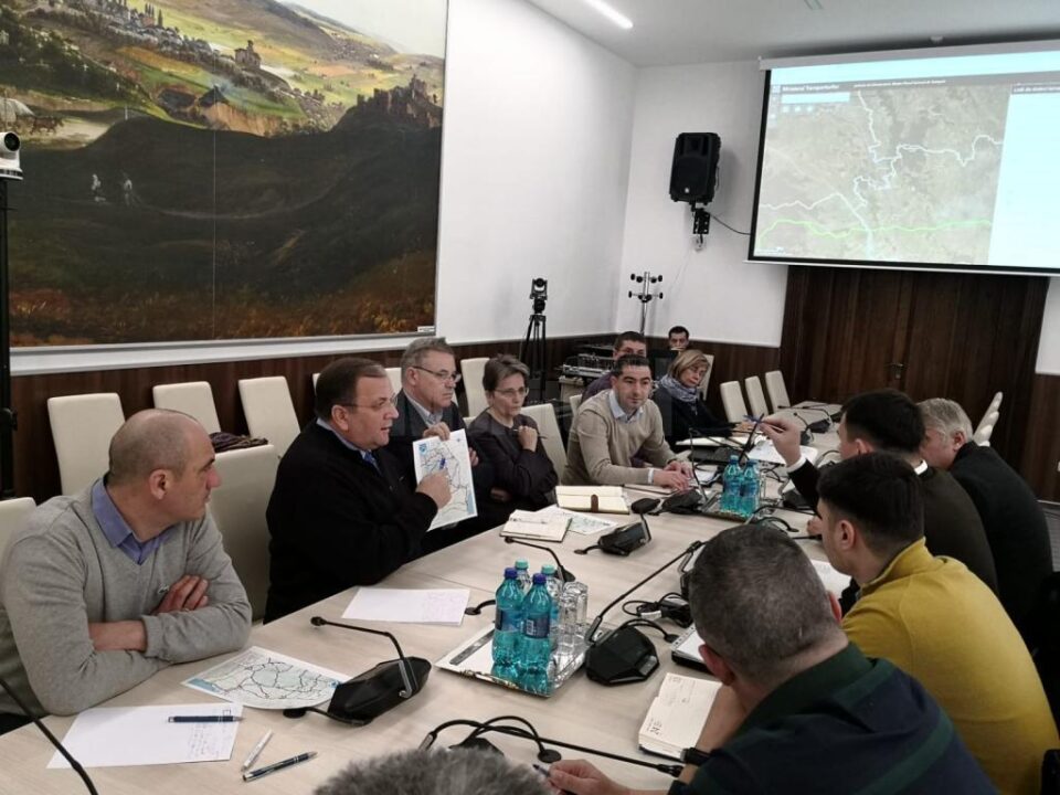 Gheorghe Flutur a avut o întâlnire cu specialiștii CNAIR pentru construcția de drumuri rapide în județul Suceava Gheorghe Flutur a avut o întâlnire cu specialiștii CNAIR pentru construcția de drumuri rapide în județul Suceava