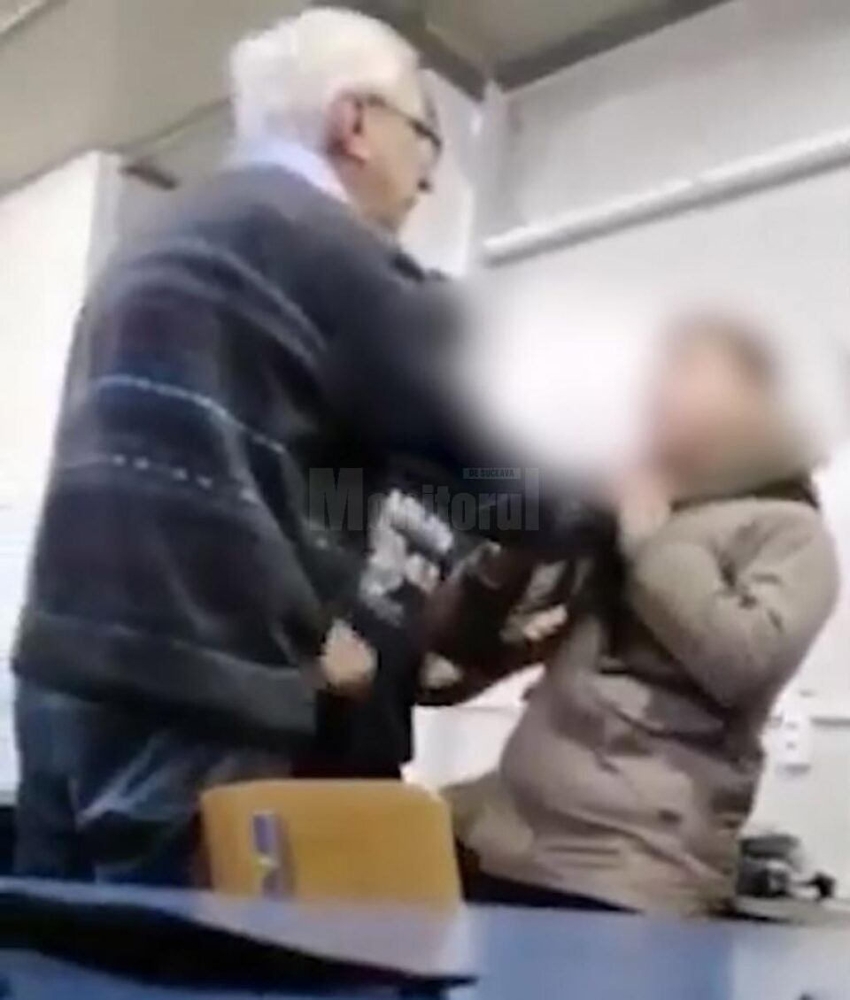 Profesorul filmat în timp ce îmbrâncea un elev