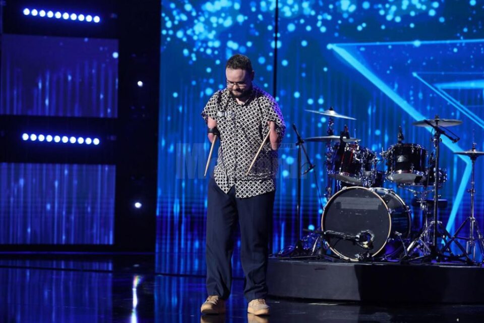 Un tânăr din Rădăuți, născut fără mâini, a impresionat lumea la ”Românii au talent!”, bătând la tobe Un tânăr din Rădăuți, născut fără mâini, a impresionat lumea la ”Românii au talent!”, bătând la tobe