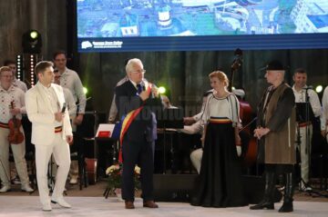 Gala ”10 pentru folclor”, organizată sub egida ”Suceava, 632 de ani de atestare documentară”, a reunit zeci de artiști din toată țara