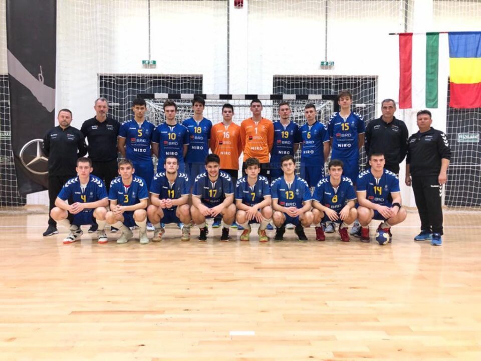 Răzvan Bernicu, primul din stânga, alături de echipa de cadeți a României