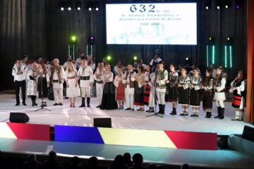 Gala ”10 pentru folclor”, organizată sub egida ”Suceava, 632 de ani de atestare documentară”, a reunit zeci de artiști din toată țara