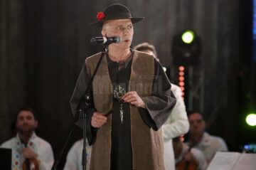 Gala ”10 pentru folclor”, organizată sub egida ”Suceava, 632 de ani de atestare documentară”, a reunit zeci de artiști din toată țara