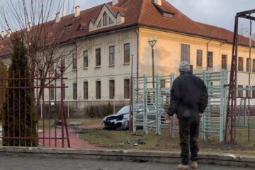 Un Porsche Cayenne a „aterizat” în curtea Colegiului „Eudoxiu Hurmuzachi”, FOTO: Miriam Leon