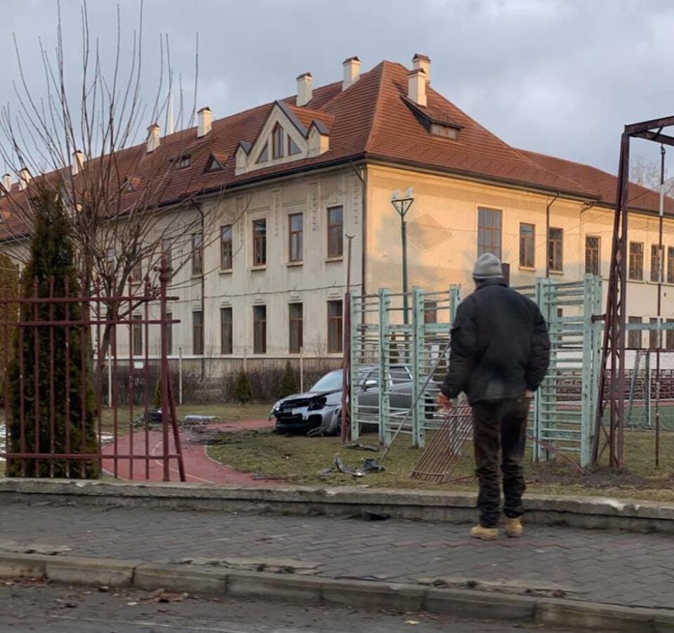 Un Porsche Cayenne a „aterizat” în curtea Colegiului „Eudoxiu Hurmuzachi”, FOTO: Miriam Leon
