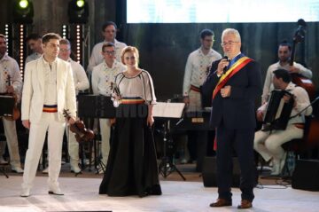 Gala ”10 pentru folclor”, organizată sub egida ”Suceava, 632 de ani de atestare documentară”, a reunit zeci de artiști din toată țara