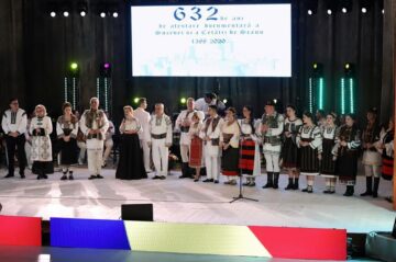 Gala ”10 pentru folclor”, organizată sub egida ”Suceava, 632 de ani de atestare documentară”, a reunit zeci de artiști din toată țara