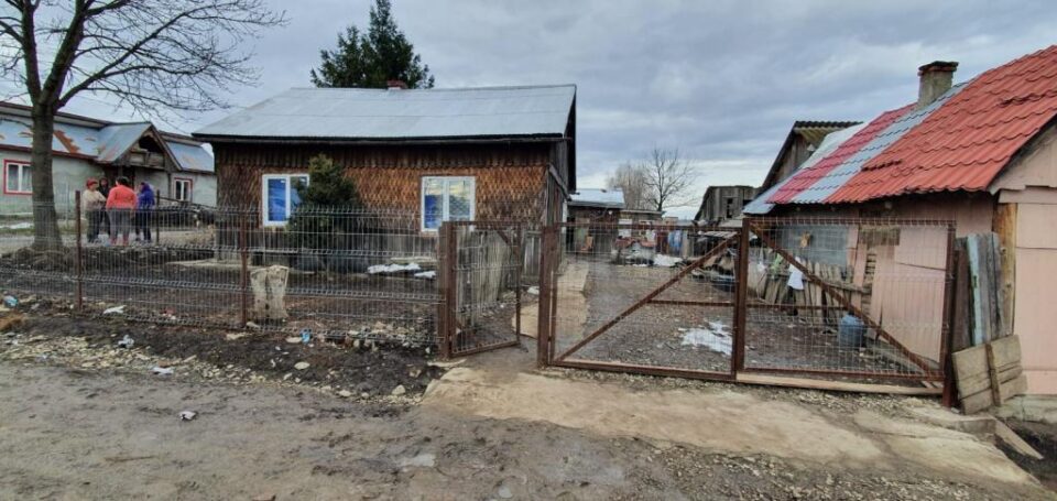 Casa mamei adolescentei batute, din Horodnic de Sus