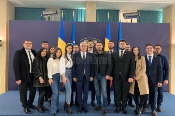 Deputatul PNL Dumitru Mihalescul alături de tinerii liberali rădăuțeni