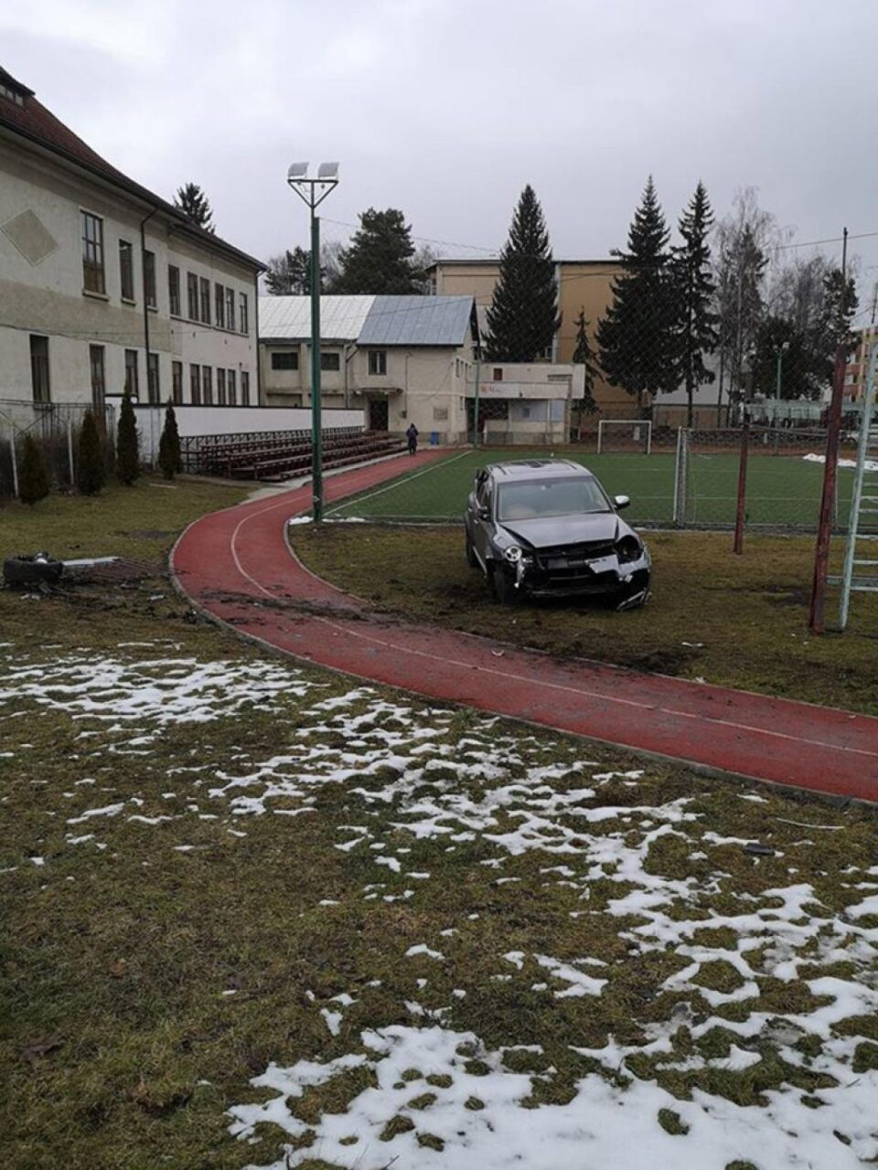 Un Porsche Cayenne a „aterizat” în curtea Colegiului „Eudoxiu Hurmuzachi”, FOTO: Cătălin Urdoi