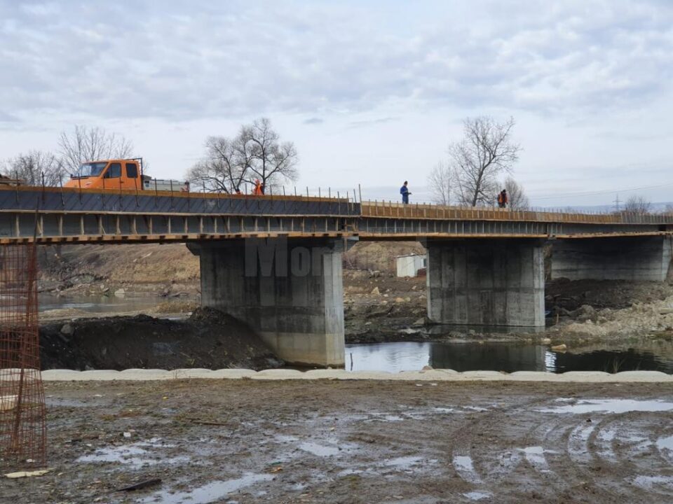 Podul Unirii poate fi acum parcurs dintr-un capăt în altul, pentru prima dată