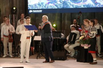 Gala ”10 pentru folclor”, organizată sub egida ”Suceava, 632 de ani de atestare documentară”, a reunit zeci de artiști din toată țara