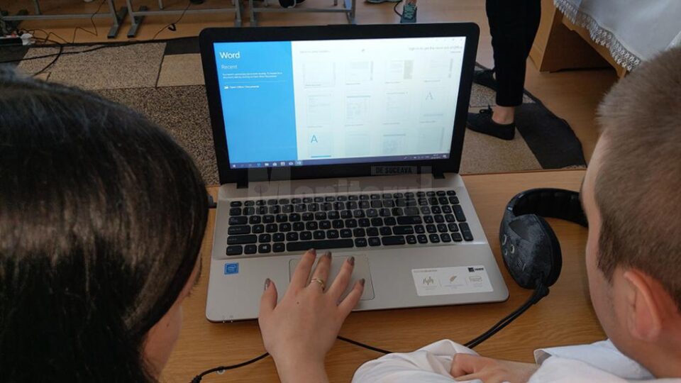 Ministerul Educației continuă și în acest an programul social Euro 200
