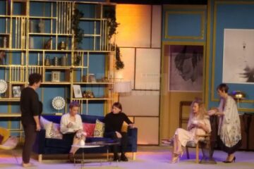 Sală plină și aplauze îndelungi la finalul spectacolului „Pe o pânză de păianjen”, jucat pe scena Casei de Cultură a Sindicatelor Suceava