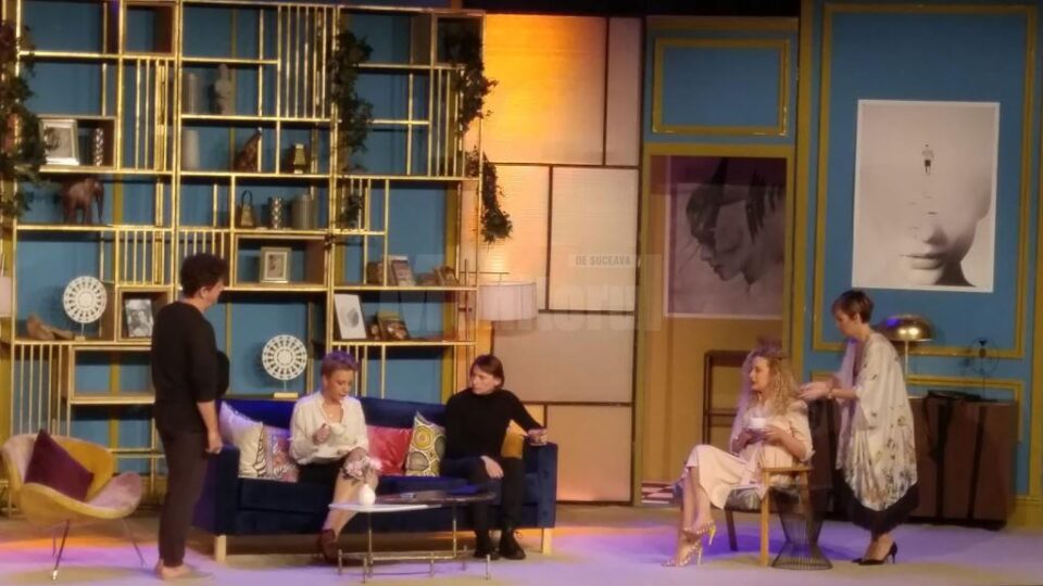 Sală plină și aplauze îndelungi la finalul spectacolului „Pe o pânză de păianjen”, jucat pe scena Casei de Cultură a Sindicatelor Suceava Sală plină și aplauze îndelungi la finalul spectacolului „Pe o pânză de păianjen”, jucat pe scena Casei de Cultură a Sindicatelor Suceava
