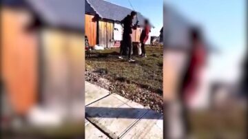 Adolescenta din Horodnic de Sus bătută cu biciul de iubitul ei a fost internată într-un centru de primire în regim de urgență