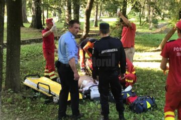 Bărbatul imobilizat de jandarmi a intrat în stop cardio-respirator, iar la fața locului a fost chemat de urgență un echipaj medical
