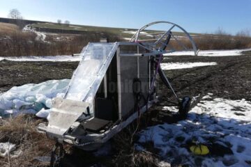 Motoparapanta cu țigări care a căzut pe un ogor din Șerbăuți