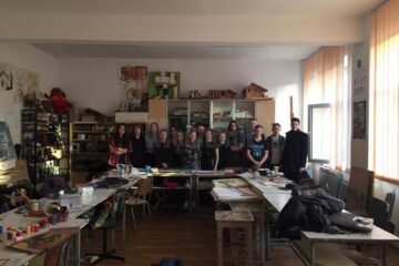 Grupa de Arte Plastice din clasa a VIII-a B a Colegiului de Artă ,,Ciprian Porumbescu” Suceava